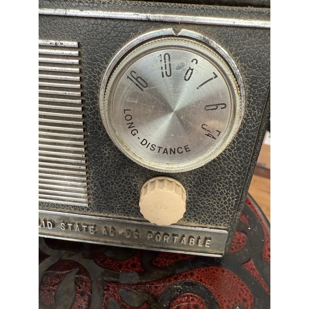 Universal Model Solid State AC-DC Portable Long Distance Radio - Picture 2 of 6